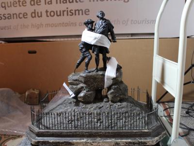 Maquette de la statue de Balmat et De Saussure restaurée avant déménagement