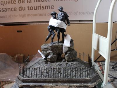 Maquette de la statue de Balmat et De Saussure restaurée avant déménagement Maquette de la statue de Balmat et De Saussure restaurée avant déménagement