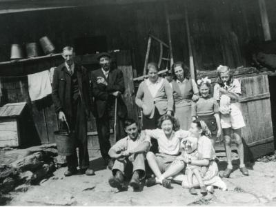 Photo ancienne d'une famille des Houches, collection musée Montagnard