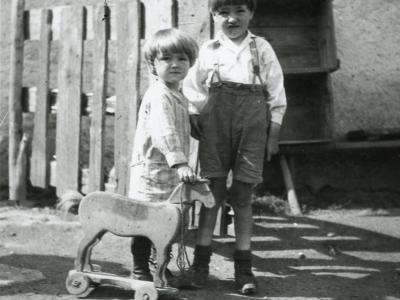 Enfants avec un jouet en bois, photographie en noir et blanc