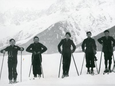 Visuel atelier en piste collection musée Montagnard Photographie ancienne de jeunes skieurs aux Houches